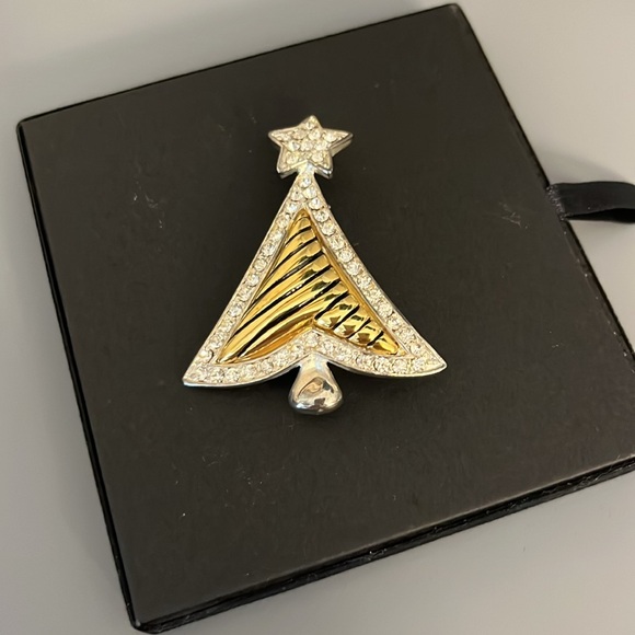 Vintage Red and Green Festive Earrings and brooch - Picture 3 of 6